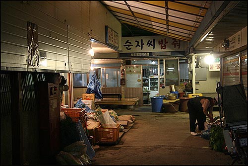 장날이 아닌데도 전주 남부시장은 사람들로 북적댄다. 시장건물 2층에는 '순자씨 밥줘!'란 상호의 밥집이 있다. 